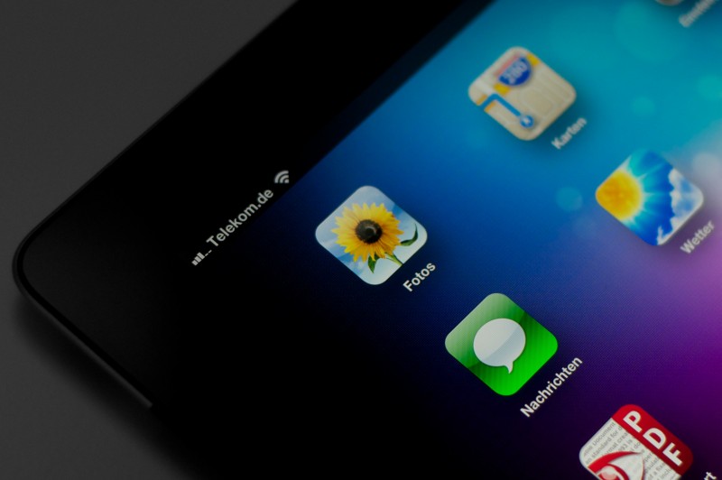 Das Retina-Display lässt keine Pixel mehr erkennen, wie man vor allem bei Schrift, aber z.B. auch bei dem feinen Muster des Hintergrundbildes sieht.