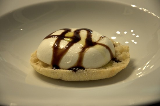 Balsamico-Creme auf Büffelmozzarella